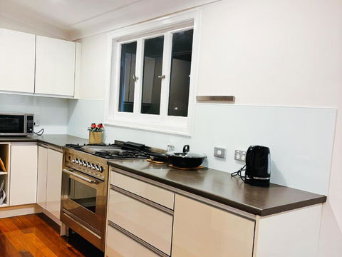 Elegant Villa Near Shopping Mall - Accommodation NT 1