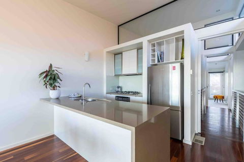 Escape@villamanta Long+short Stays Geelong CBD - NT Tourism 2
