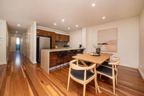 Esplanade Escape To The Brighton Beach Boxes - Accommodation NT 4