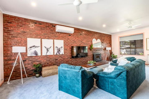 Family Beach House Near Barwon River & Beaches - NT Tourism 4