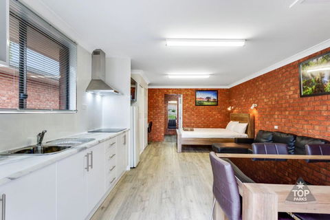 Fossicker Caravan Park - Accommodation NT 0