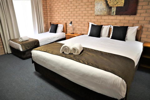Golden Chain Aalana Motor Inn - NT Tourism 2