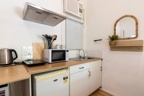 Gawler Townhouses 1C , 1 Queen Bed - Accommodation NT 4