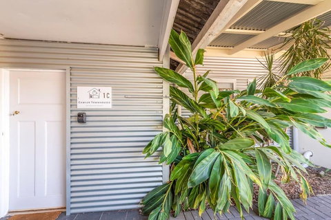 Gawler Townhouses 1C , 1 Queen Bed - Accommodation NT 3