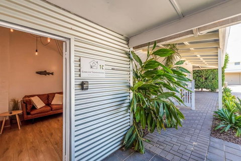 Gawler Townhouses 1C , 1 Queen Bed - Accommodation NT 1