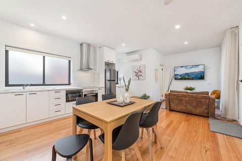 Gorgeous 3-Bed House With Spacious Shared Backyard - Accommodation NT 1