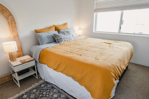 HEART OF BURLEIGH Holiday Villa - Perfect Location With Pools - Accommodation NT 3