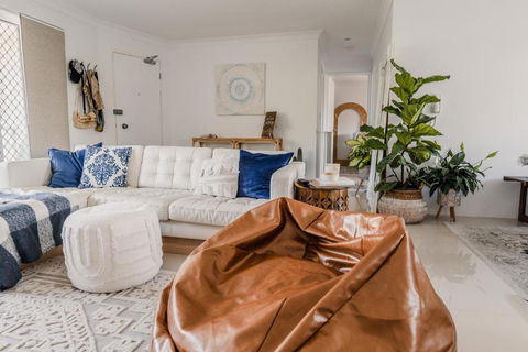 HEART OF BURLEIGH Holiday Villa - Perfect Location With Pools - Accommodation NT 2