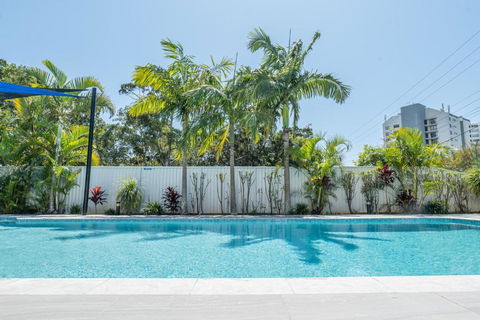 HEART OF BURLEIGH Holiday Villa - Perfect Location With Pools - Accommodation NT 0