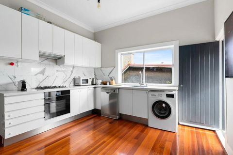 Huge Harbour View Apartment In Historic Home - Accommodation NT 3