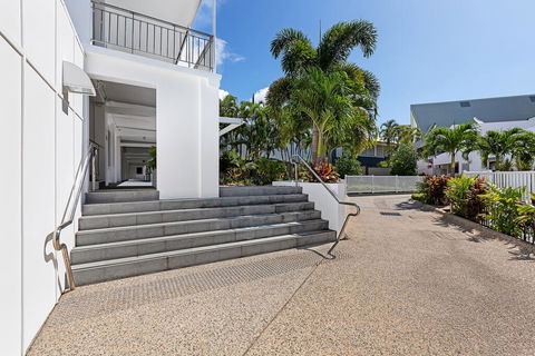 Airlie Beach Hotel - NT Tourism 1