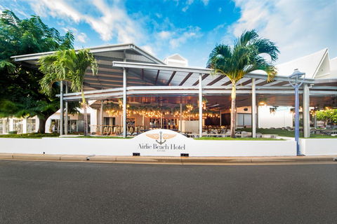 Airlie Beach Hotel - NT Tourism 0