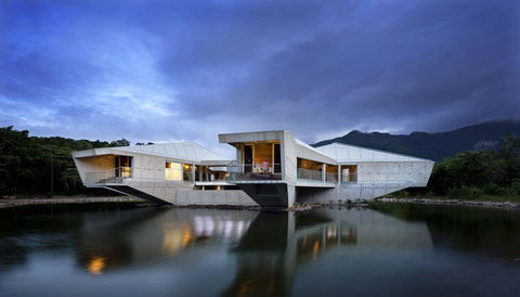 Alkira Award Winning Luxury Beachfront Rainforest Holiday House - NT Tourism 0