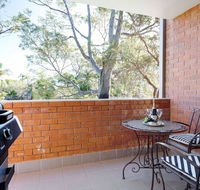 Amanda Court 2/1 Weatherly Cl - Renovated unit with aircon wifi and Close to the beach