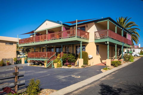 Anchors Aweigh - Accommodation NT 2