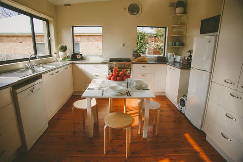 Apple Cottage, Orange NSW - NT Tourism 3