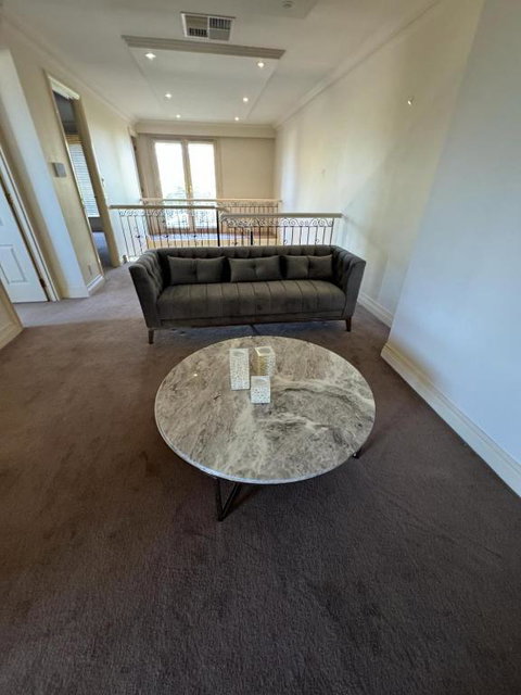 Luxurious Townhouse Retreat In Prestigious Brighton - Accommodation NT 2