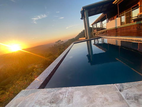 Luxurious Hinterland Guest House With HEATED POOL Sleeps 10 Brisbane Scenic Rim Gold Coast - NT Tourism 3
