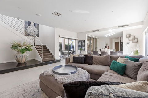 Luxury Beachside Residence - NT Tourism 1