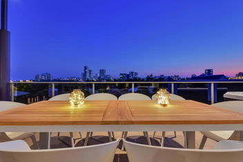 Luxury Darwin City Lights Jacuzzi Central Location Large House New Furnishings with Accommodation NT