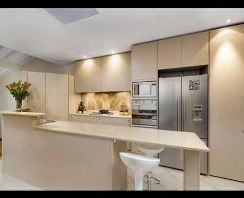 Luxury Retreat Home - 4bed House W/Parking - Mins From CBD - Accommodation NT 3