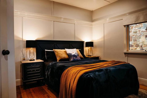 Luxury Treetop Escape With A Garden Glasshouse - Accommodation NT 1