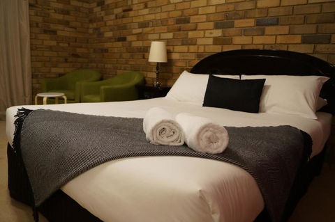 Magdala Motor Lodge & Lakeside Restaurant - NT Tourism 0