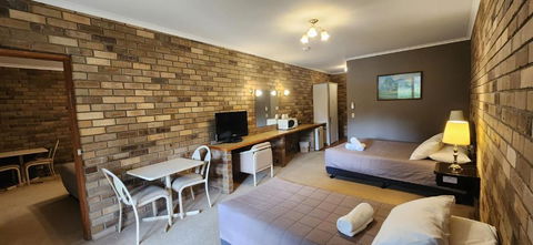 Magdala Motor Lodge & Lakeside Restaurant - NT Tourism 3