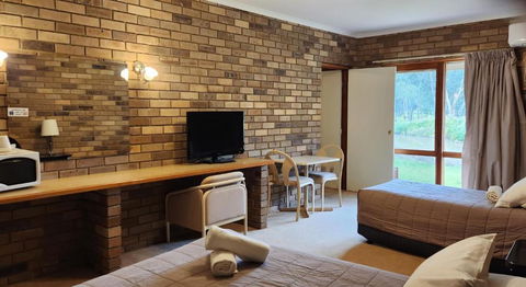 Magdala Motor Lodge & Lakeside Restaurant - NT Tourism 2