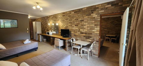 Magdala Motor Lodge & Lakeside Restaurant - NT Tourism 1