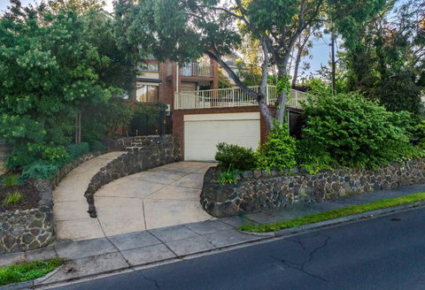 Magnificent Eltham House With Stunning View - Accommodation NT 1