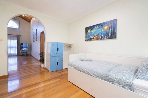 Magnificent Eltham House With Stunning View - Accommodation NT 2