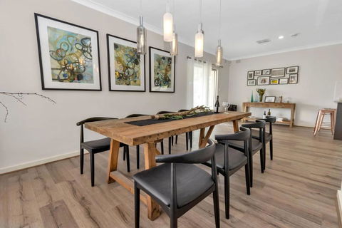 Mid Century 4 Bedroom Getaway In Barossa Vineyard - NT Tourism 2