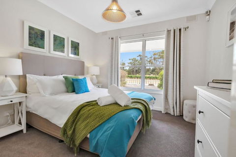 Mid Century 4 Bedroom Getaway In Barossa Vineyard - NT Tourism 1