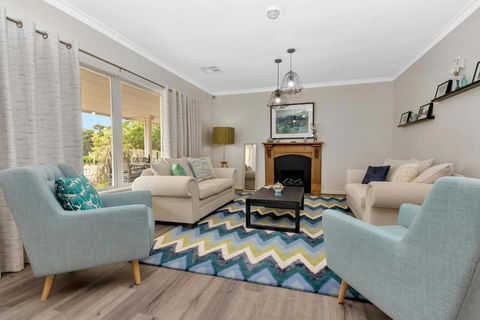 Mid Century 4 Bedroom Getaway In Barossa Vineyard - NT Tourism 0