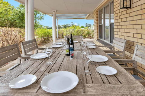 Mid Century 4 Bedroom Getaway In Barossa Vineyard - NT Tourism 3
