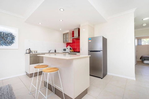 Modern Midland Retreat 2br 1 Bth - Accommodation NT 0