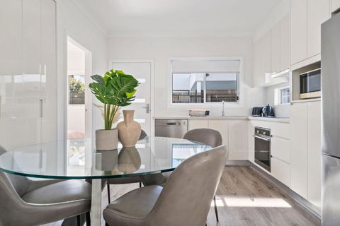 Modern 2 Bedroom Oasis 4 Mins Drive To The Beach - NT Tourism 2
