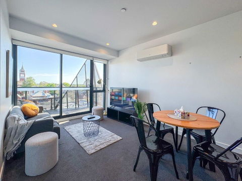 Modern 2B Apartment With City Views - Accommodation NT 3