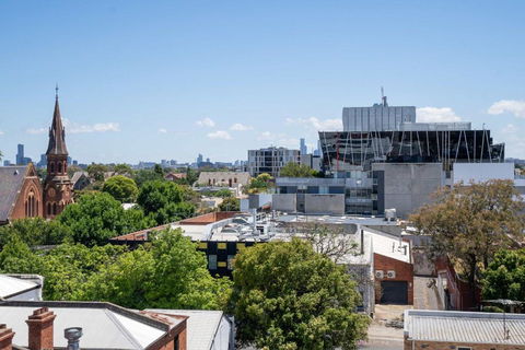 Modern 2B Apartment With City Views - Accommodation NT 0