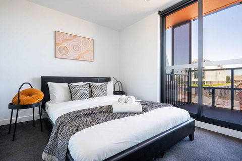 Modern 2B Apartment With City Views - Accommodation NT 1