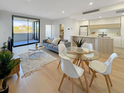 Modern 2BR Suite With Balcony & Parking Near Airport - NT Tourism 0