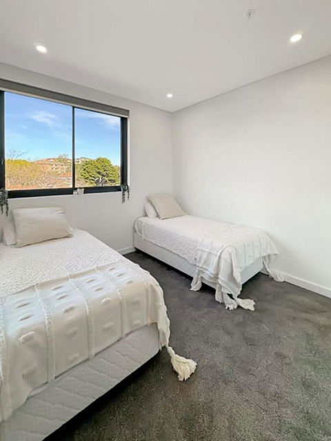 Modern 2BR Suite With Balcony & Parking Near Airport - NT Tourism 3