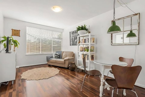 Modern City-Fringe Apartment In New Town - Accommodation NT 2