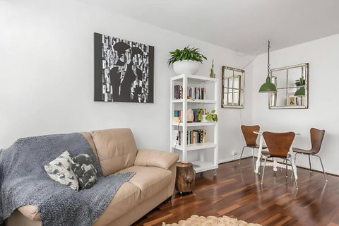 Modern City-Fringe Apartment In New Town - Accommodation NT 1