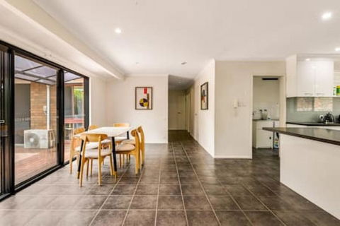 Modern Comfort Retreat 4Bed Cozy Haven W Pool - NT Tourism 0