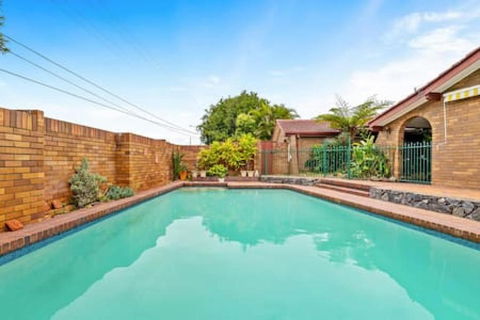 Modern Comfort Retreat 4Bed Cozy Haven W Pool - NT Tourism 2