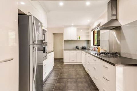 Modern Comfort Retreat 4Bed Cozy Haven W Pool - NT Tourism 3