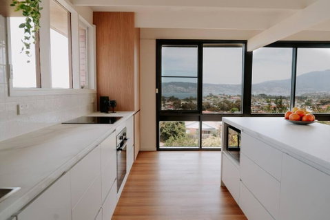 Modern Home Overlooking River - NT Tourism 3