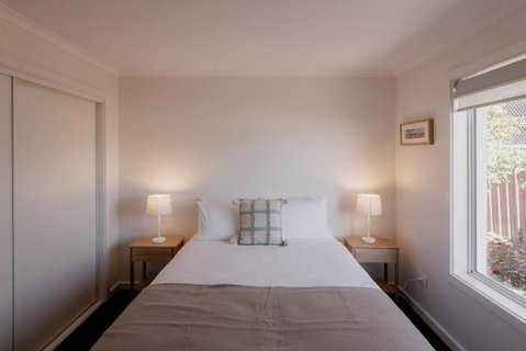 Modern Refurbished Unit In Charming Bellerive - NT Tourism 3